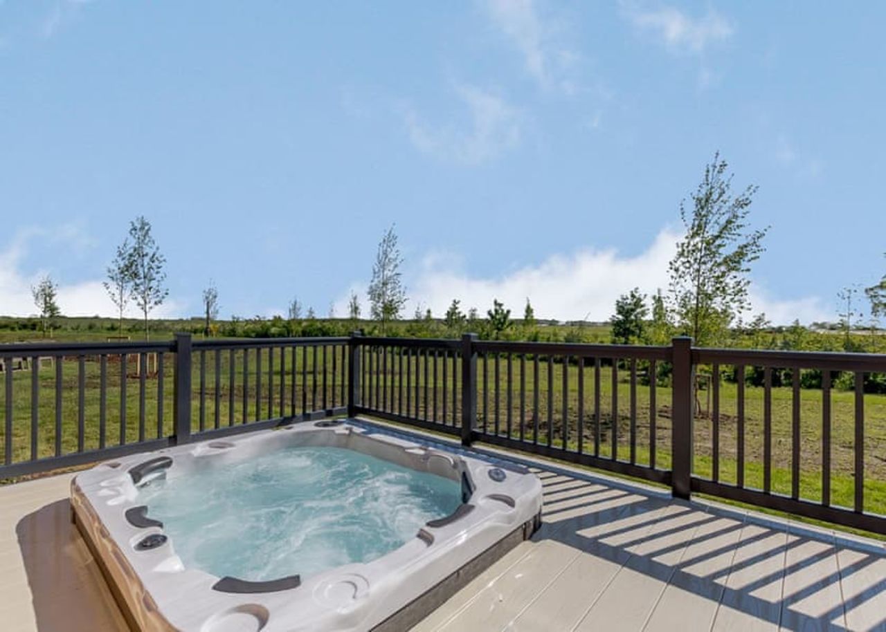 Massive Midlands lodge sleeps TEN & has a hot tub! Stay for 4nts Massive Midlands lodge sleeps TEN & has a hot tub! Stay for 4nts